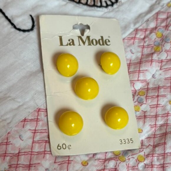 Vintage La Mode Yellow Plastic Buttons Ball on Original Card 1960s 1970s - Picture 2 of 6